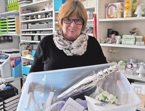 Andrea Weber in ihrer Werkstatt. Hier stellt sie die Kisten für die Hochzeiten und Familienfeste zusammen. FOTOS (3): REGINE BUDDEKE Andrea Weber in ihrer Werkstatt. Hier stellt sie die Kisten für die Hochzeiten und Familienfeste zusammen. FOTOS (3): REGINE BUDDEKE